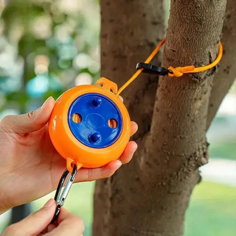 Simples Market retractable clothesline with orange housing and blue dial, 10m outdoor drying rope attached to a tree.