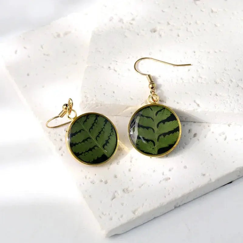 Round pressed flower earrings in green epoxy resin with gold bezel, Simples Market