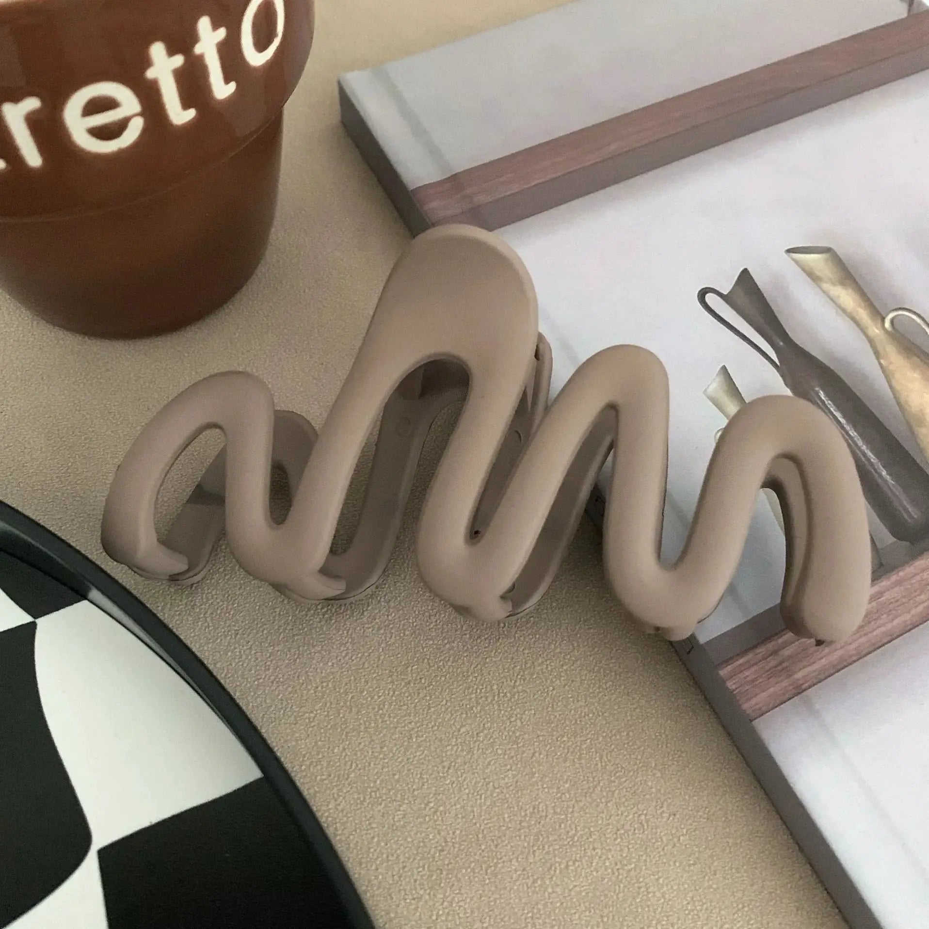 Trendy Matte Curve Hair Claw Clip Large Shark Crab Clip For Women With Secure Hold For Back Of Head Styles