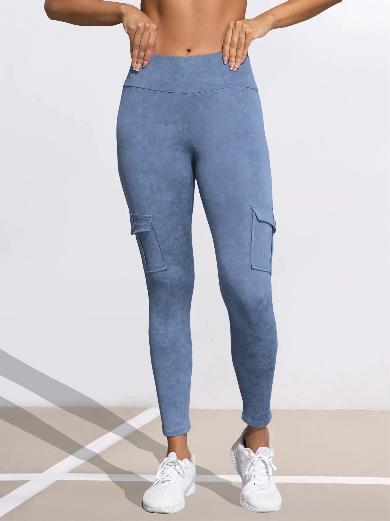 Leggings from Simples Market in blue washed with cargo pockets, high-waisted athletic tights