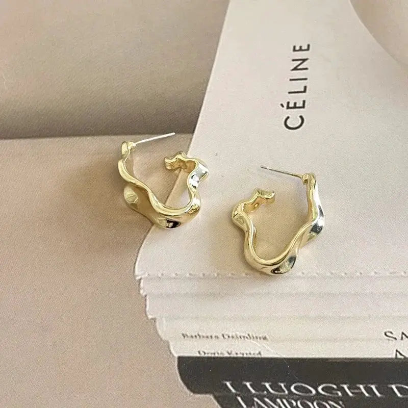 Pair of two-tone gold and silver irregular hoop earrings, women's fashion jewelry by Simples Market.