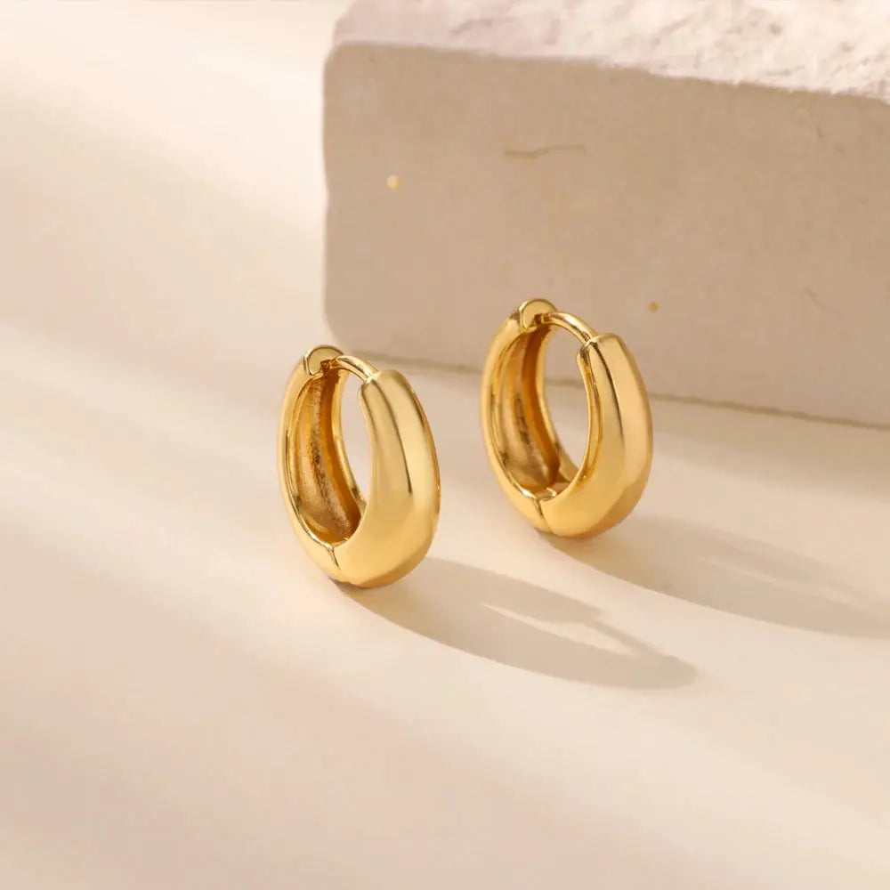 Gold-tone stainless steel chunky hoop earrings, minimalist style for women, Simples Market, 2-piece set