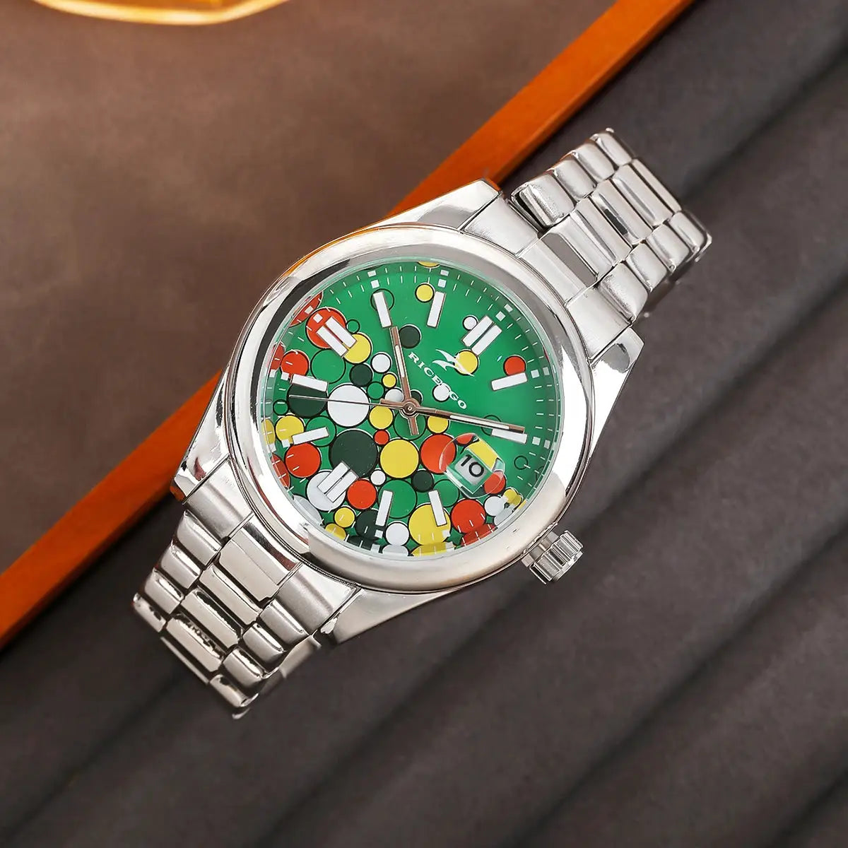 Simples Market stainless steel men's quartz watch with green dial and colorful circle pattern, date window