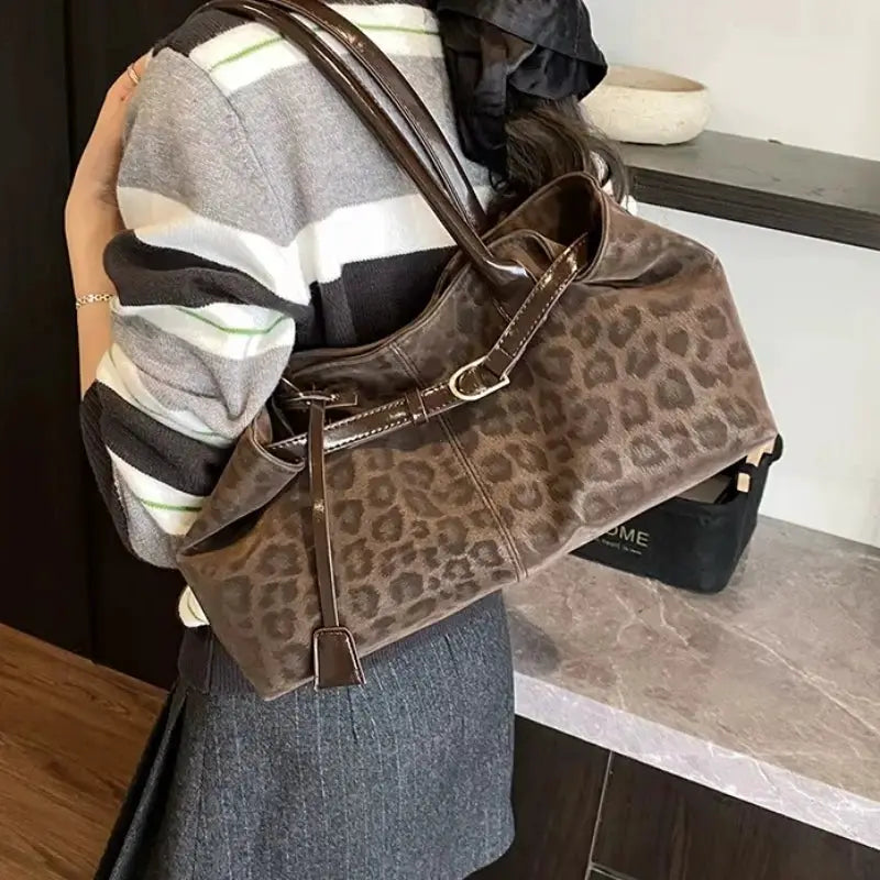 Leopard PU leather shoulder bag with brown handles by Simples Market