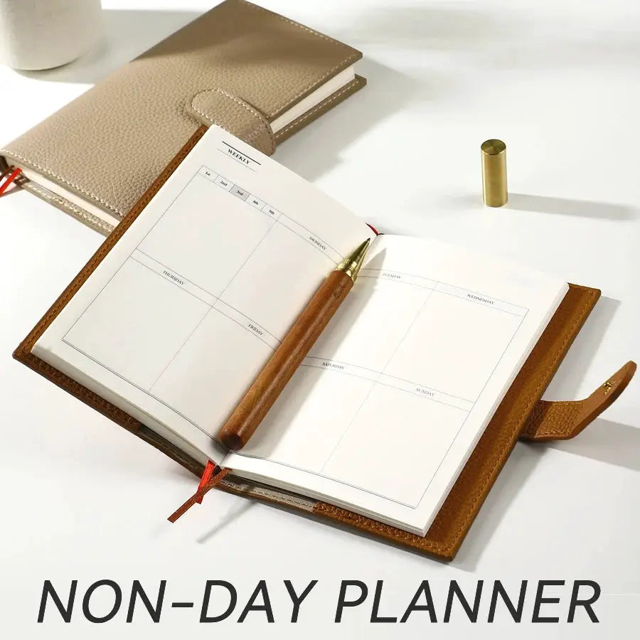 A6 weekly planner notebook by Simples Market with brown leather cover; open weekly layout, wooden pencil, beige sleeve.