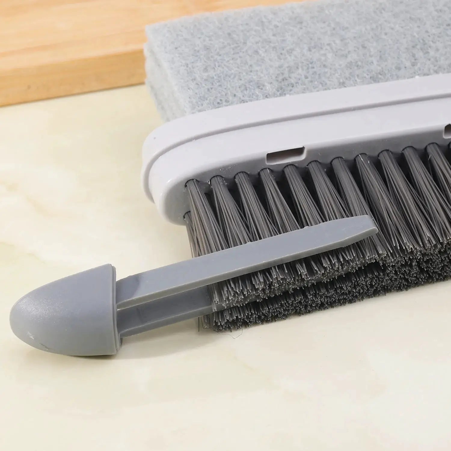 Simples Market 2-in-1 window rail cleaning brush with gray bristles and sponge pad