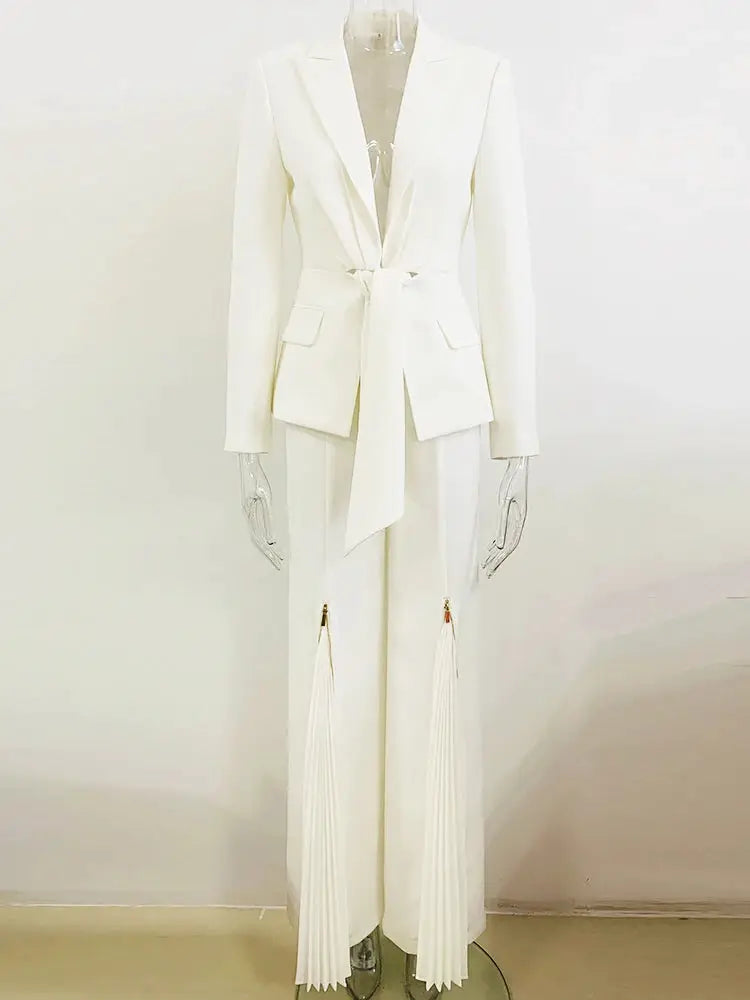 White two-piece blazer and pleated zip pants suit for women by Simples Market with waist belt