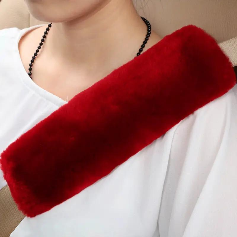 Seat belt cover shoulder warmer pad in red faux fur by Simples Market.
