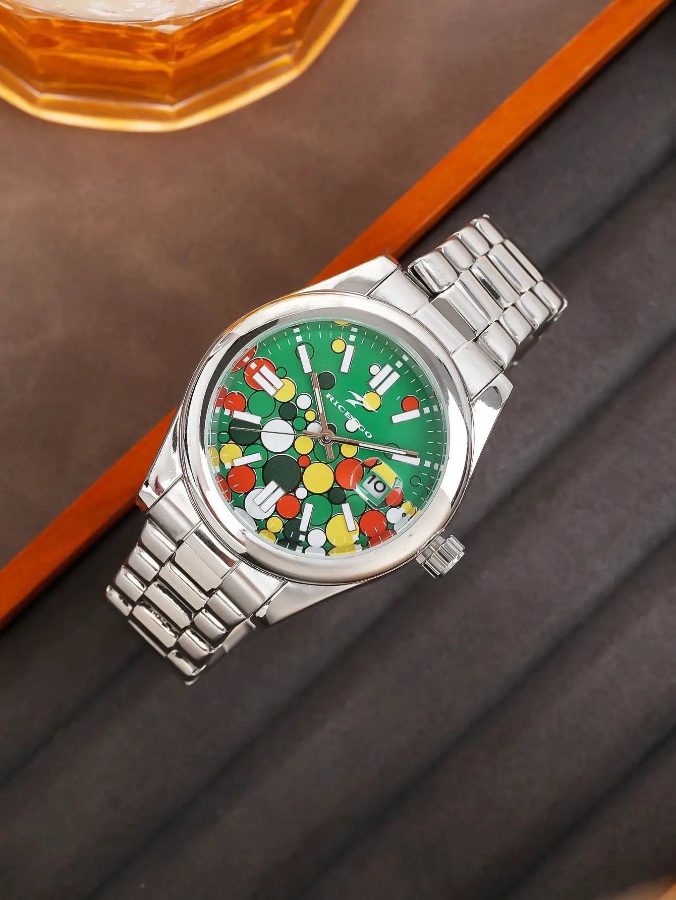 Classic men's quartz wristwatch with green multicolor dial and stainless steel bracelet with date window