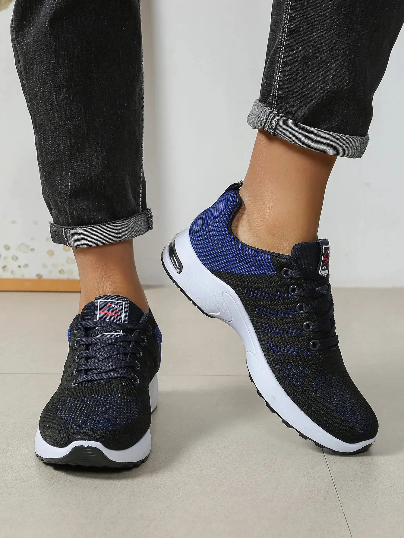 Simples Market men's breathable lace-up running shoes with black-blue knit upper and white sole