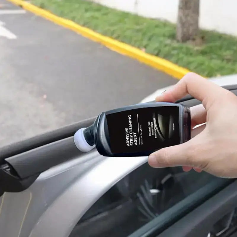 Car rubber conditioner by Simples Market, 100ml, applied to a car door seal