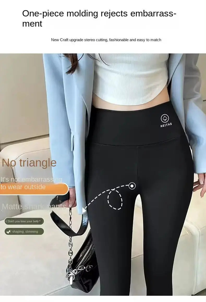 High-waisted yoga leggings, black matte fabric with HEITAO logo on waistband