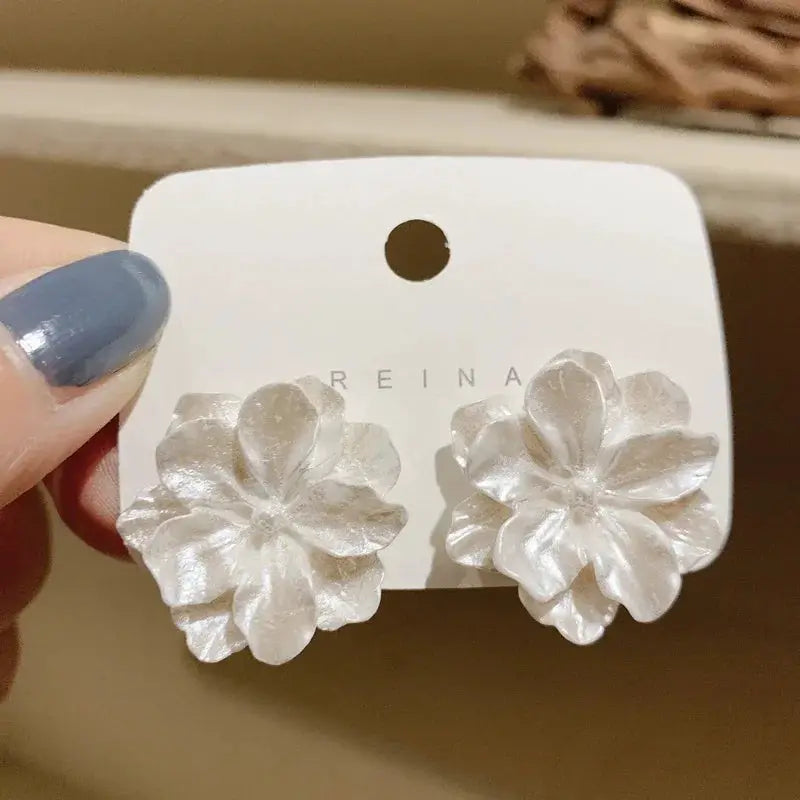 White flower dangle earrings; pair by Simples Market with acrylic enamel petals