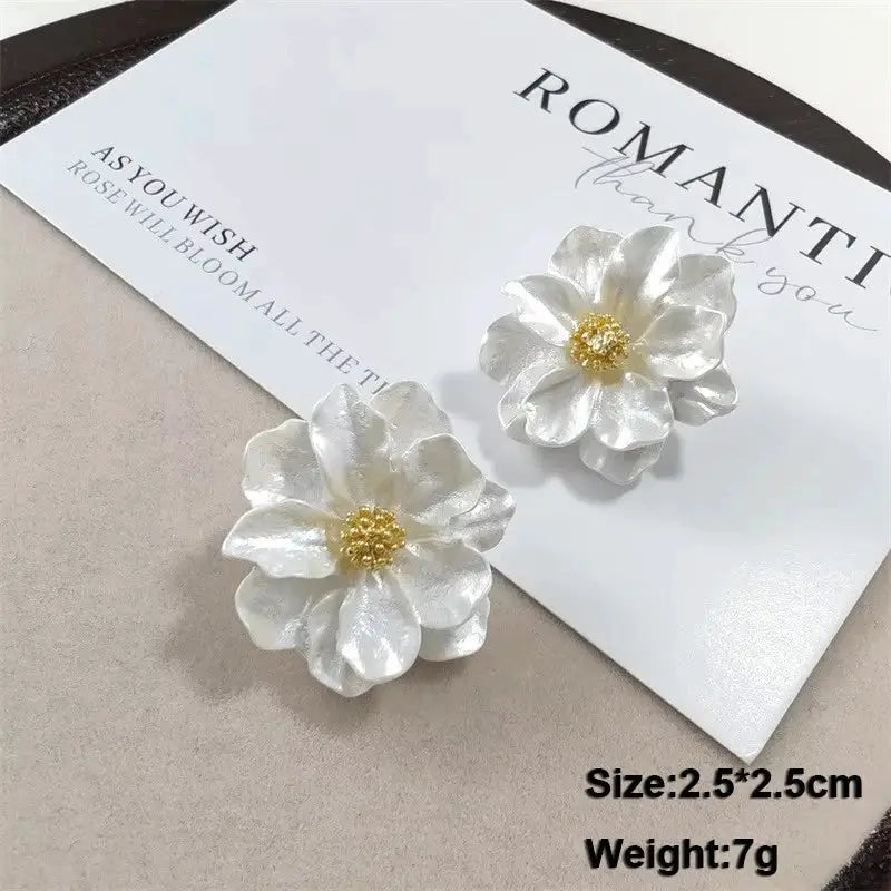 White flower acrylic enamel dangle earrings with gold centers, pair, size 2.5x2.5 cm