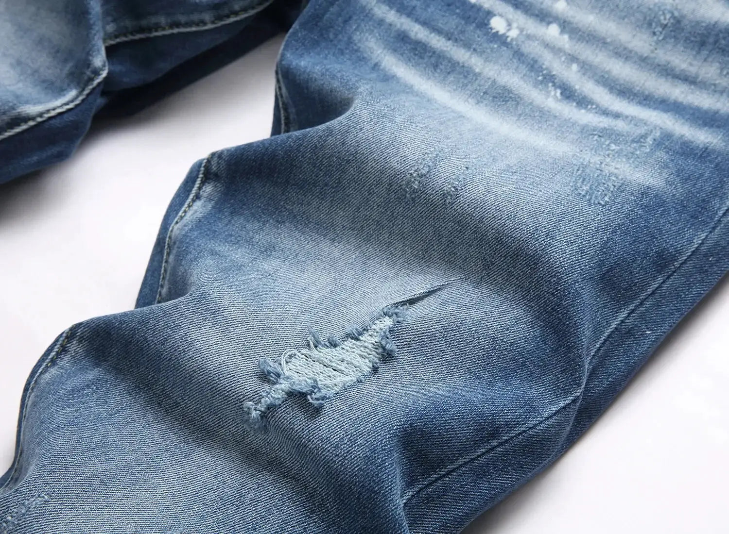 Men's light-blue ripped denim jeans by Simples Market with distressed hole