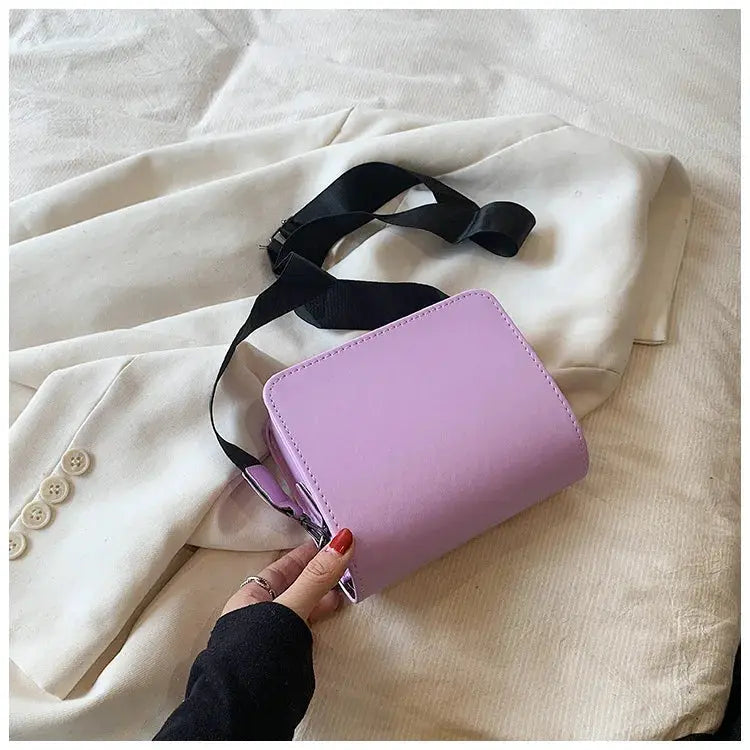 Simples Market classic PU leather crossbody bag in lilac with black adjustable strap