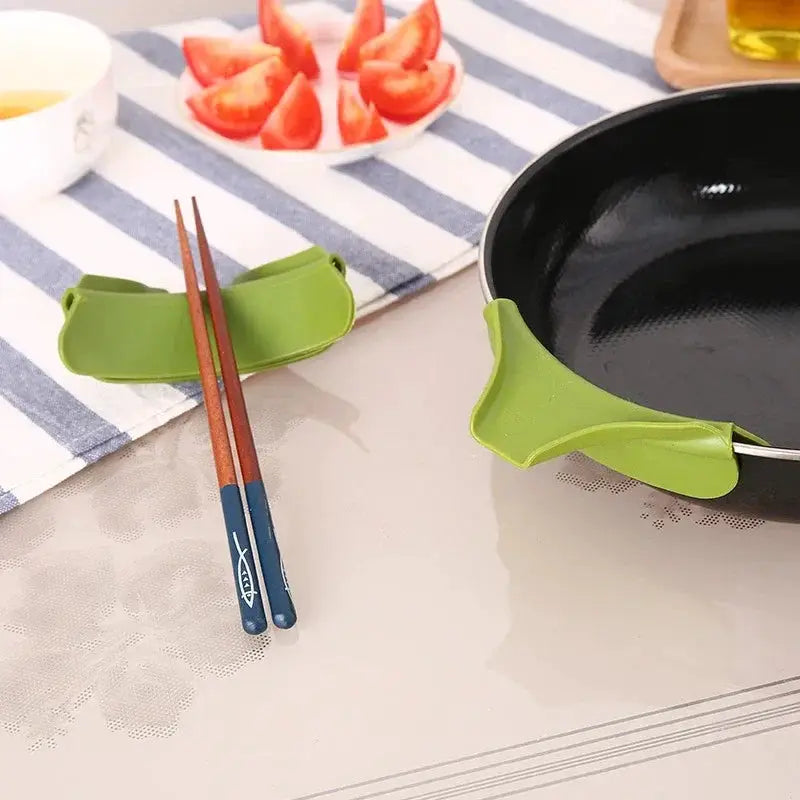 Kitchen funnel by Simples Market with anti-splash edge and liquid streamer spout in green