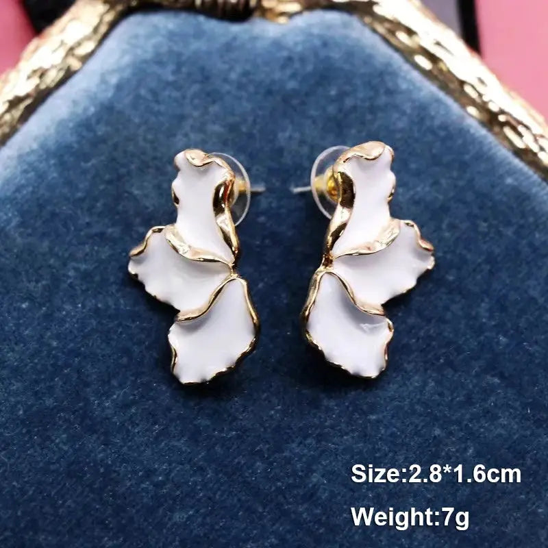 Pure white flower-shaped dangle earrings with gold-edged acrylic enamel petals, Simples Market