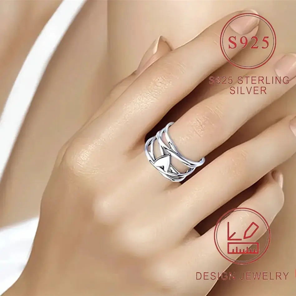 Chic French Style heart ring in 925 sterling silver with a unique intertwined design by Simples Market