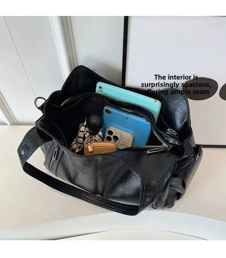 Soft interior compartment shoulder bag, black leather, Simples Market, holds 3 smartphones.