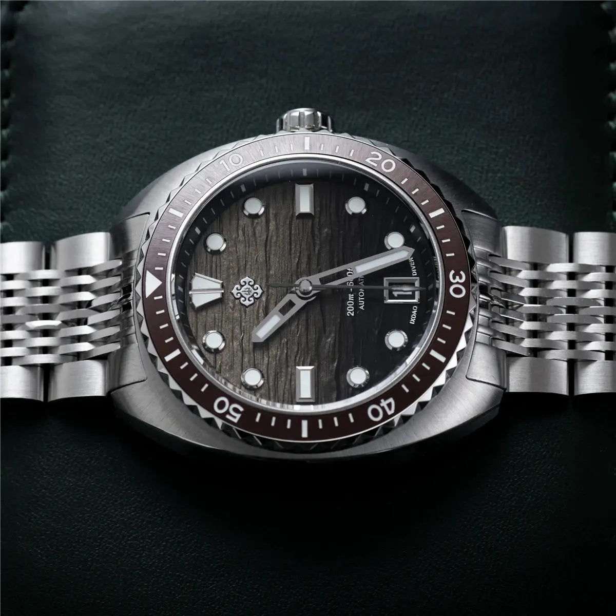 IXDAO IPOSE 2026 men's automatic diving watch with Poseidon-pattern dial, brown bezel, stainless steel bracelet.