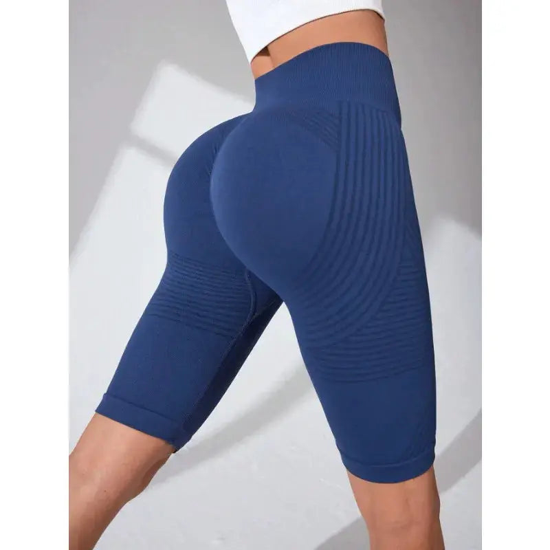 High-waisted seamless yoga shorts for women in navy blue by Simples Market; knee-length compression knit with hip-lift panels.
