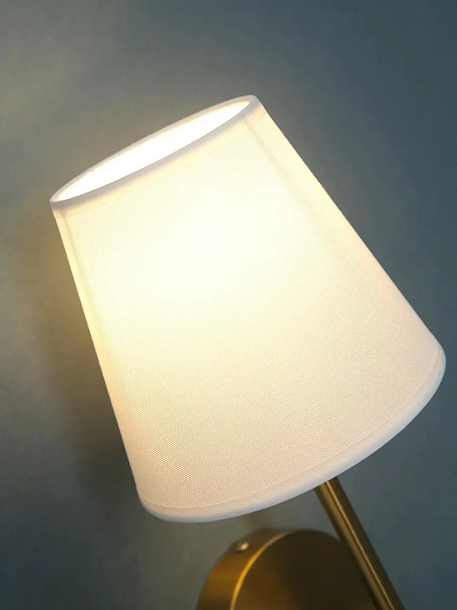 Wall lamp Simples Market American Retro with white fabric shade and brass base.