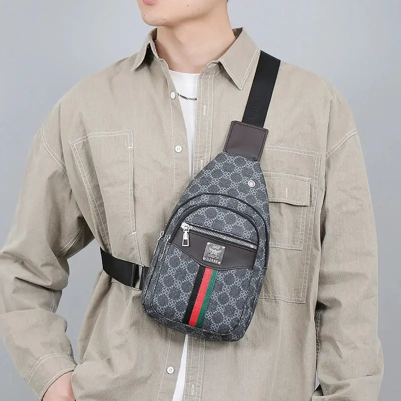 Simples Market men's crossbody messenger bag in grey patterned fabric with leather trim and a green-red stripe.