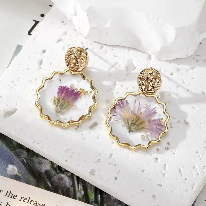 Simples Market natural flower dangle earrings with gold wavy hoop and pressed purple flowers in epoxy resin, pair