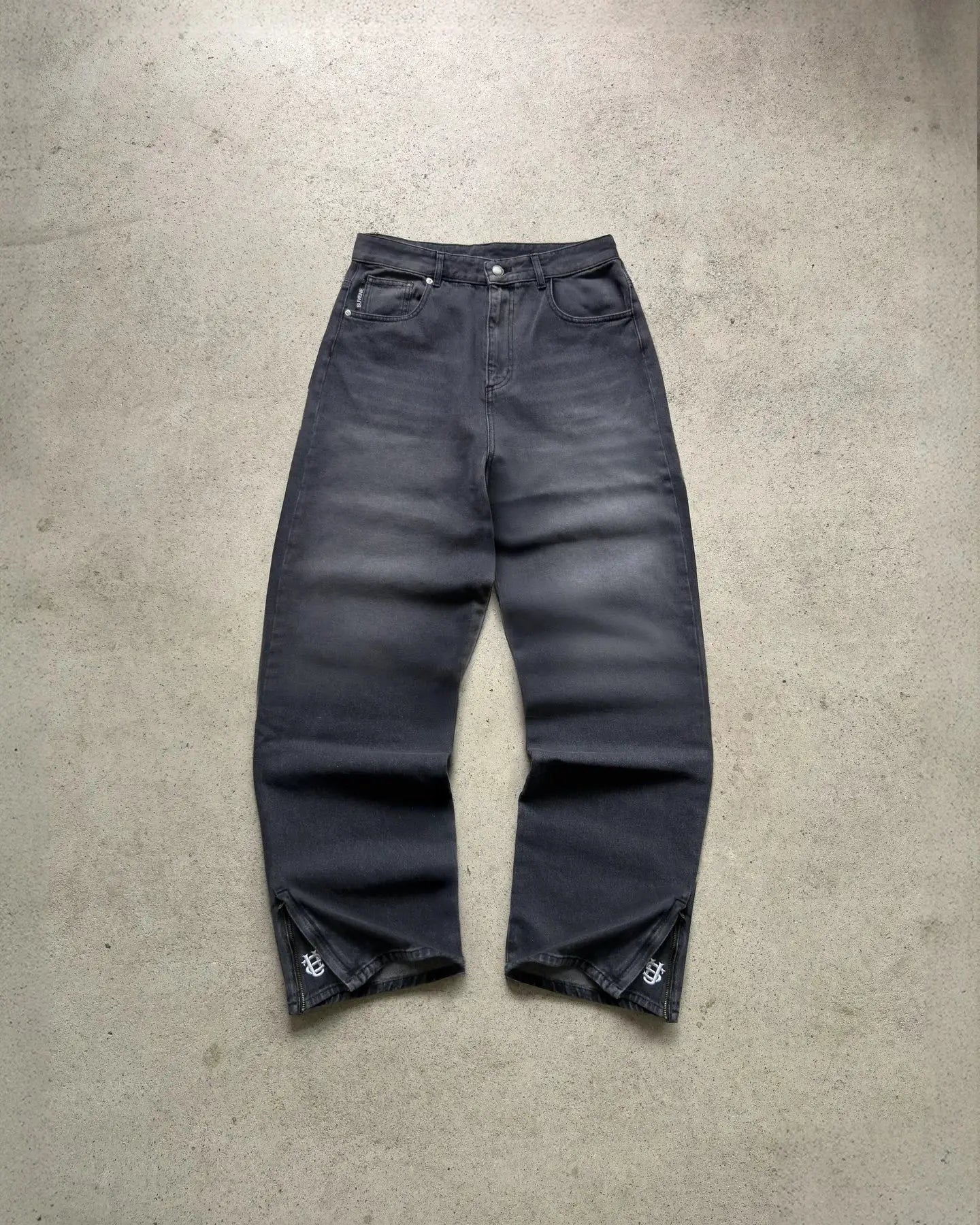 Simples Market vintage low-rise wide-leg denim jeans in dark wash with front pockets and zippered ankle hems.