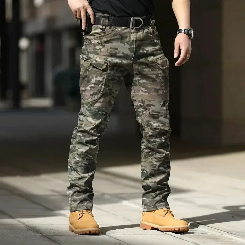 Men's waterproof camouflage cargo pants by Simples Market with multiple pockets and belt