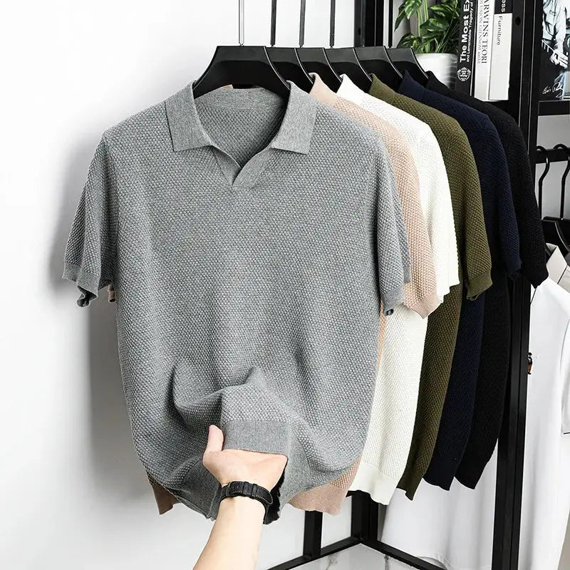 Simples Market men's 100% cotton short-sleeve polo shirt in grey knit, polo collar, on hanger with assorted colors.