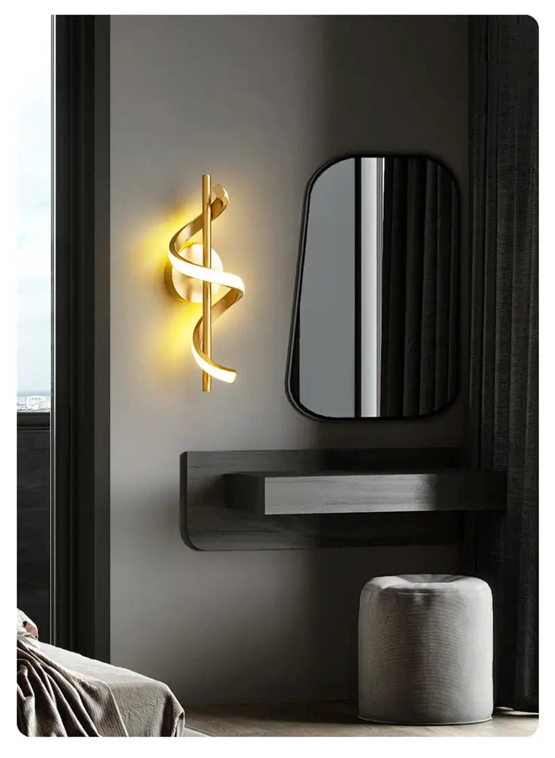 Simples Market Lustre LED pendant light; gold spiral ribbon design, warm glow, wall-mounted.