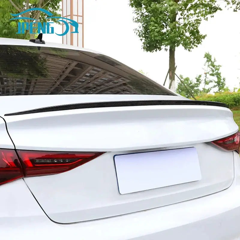 Universal spoiler lip, 121cm, carbon-fiber look, mounted on white sedan trunk