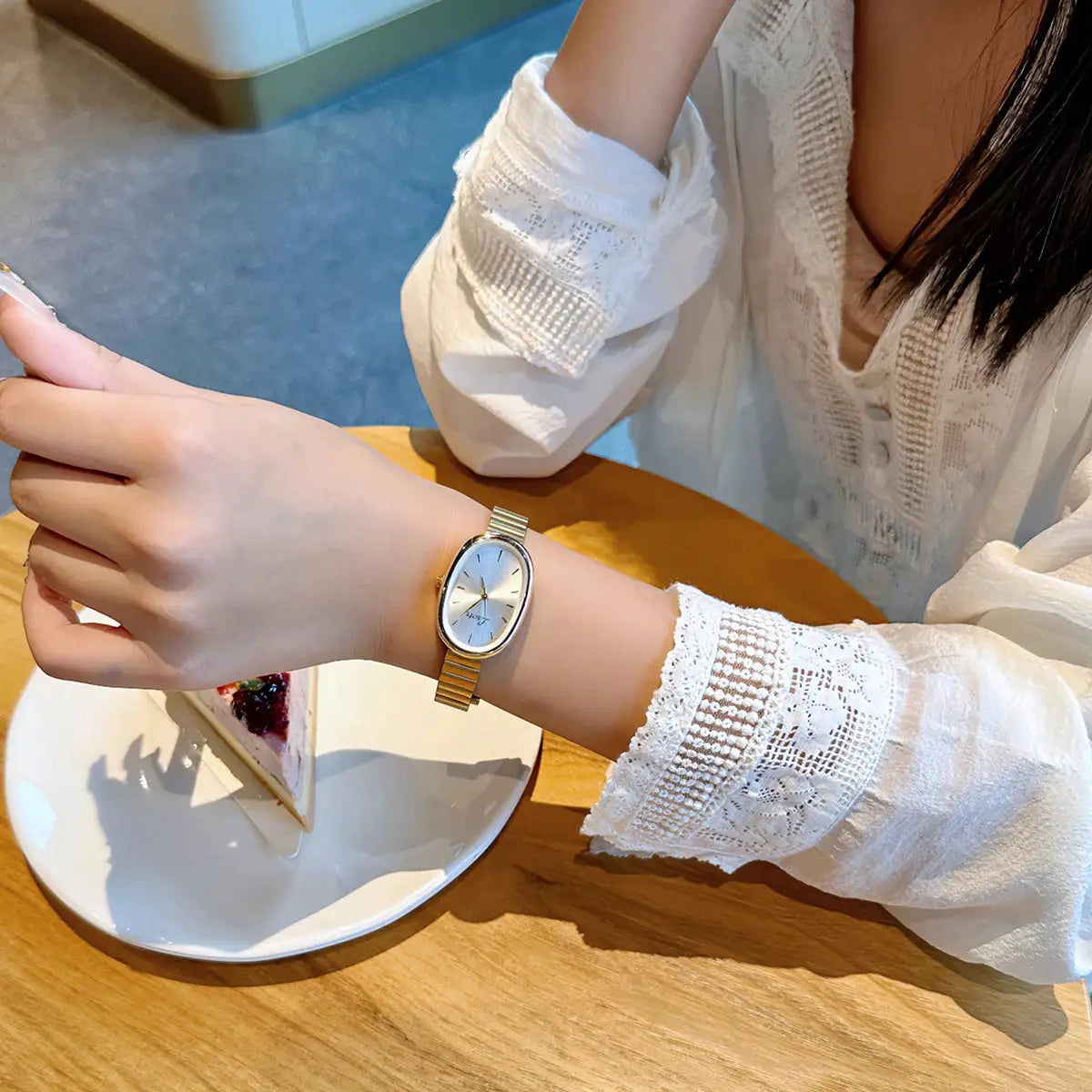 LuxeTime Vintage Gold Bracelet Womens Quartz Watch With Oval Case Elegant In Style Versatile Wear