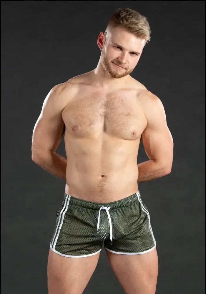 Men's green grid-pattern gym shorts with white trim, quick-dry fabric, Simples Market.