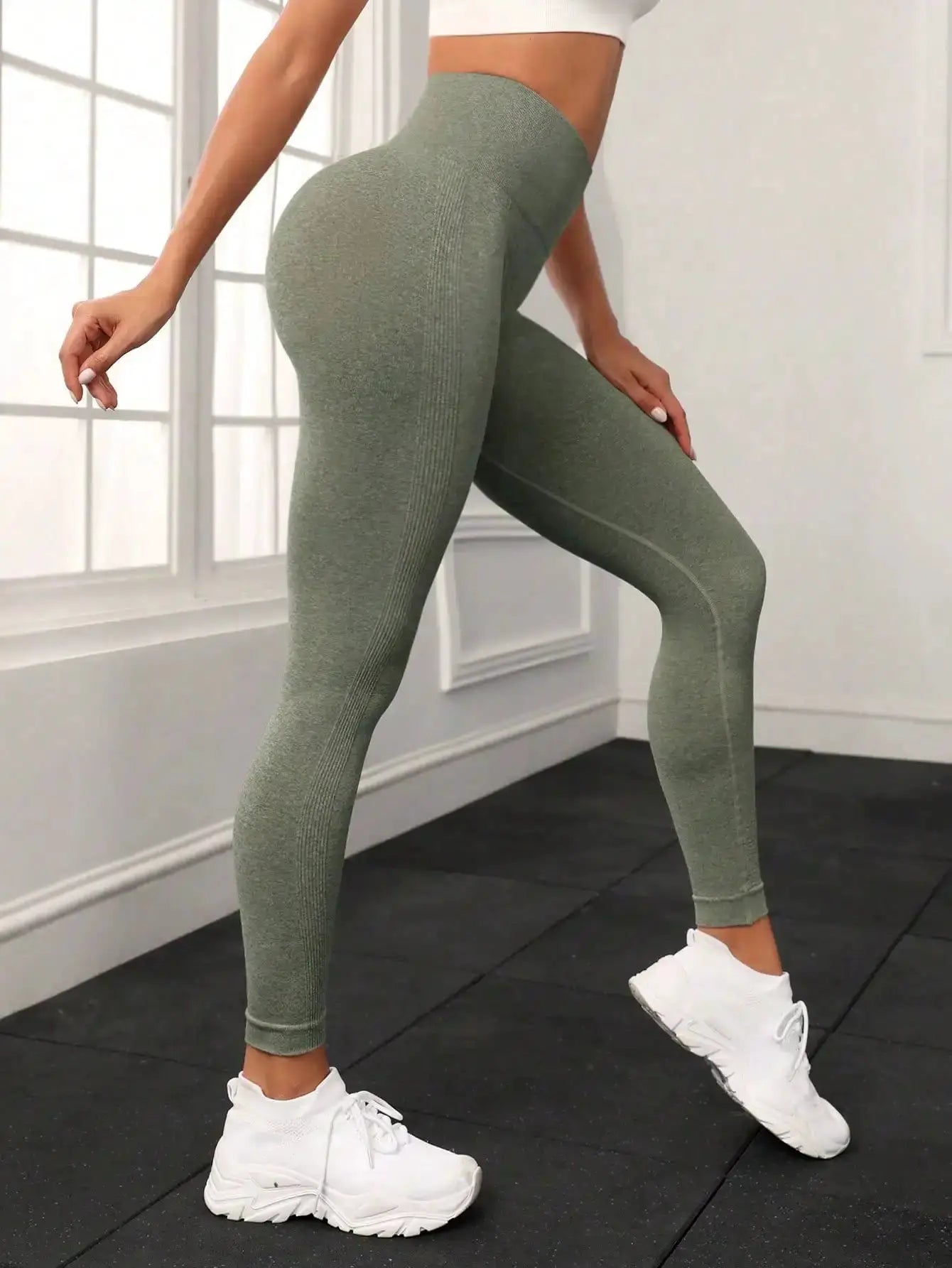 Simples Market seamless high-waisted olive green yoga pants; form-fitting leggings with hip-lift design.