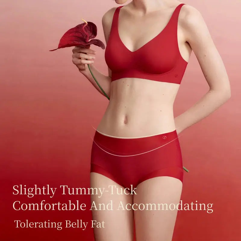 Simples Market SUJIIN red seamless underwear set; model wears no-show bra and high-waist briefs with antibacterial fabric