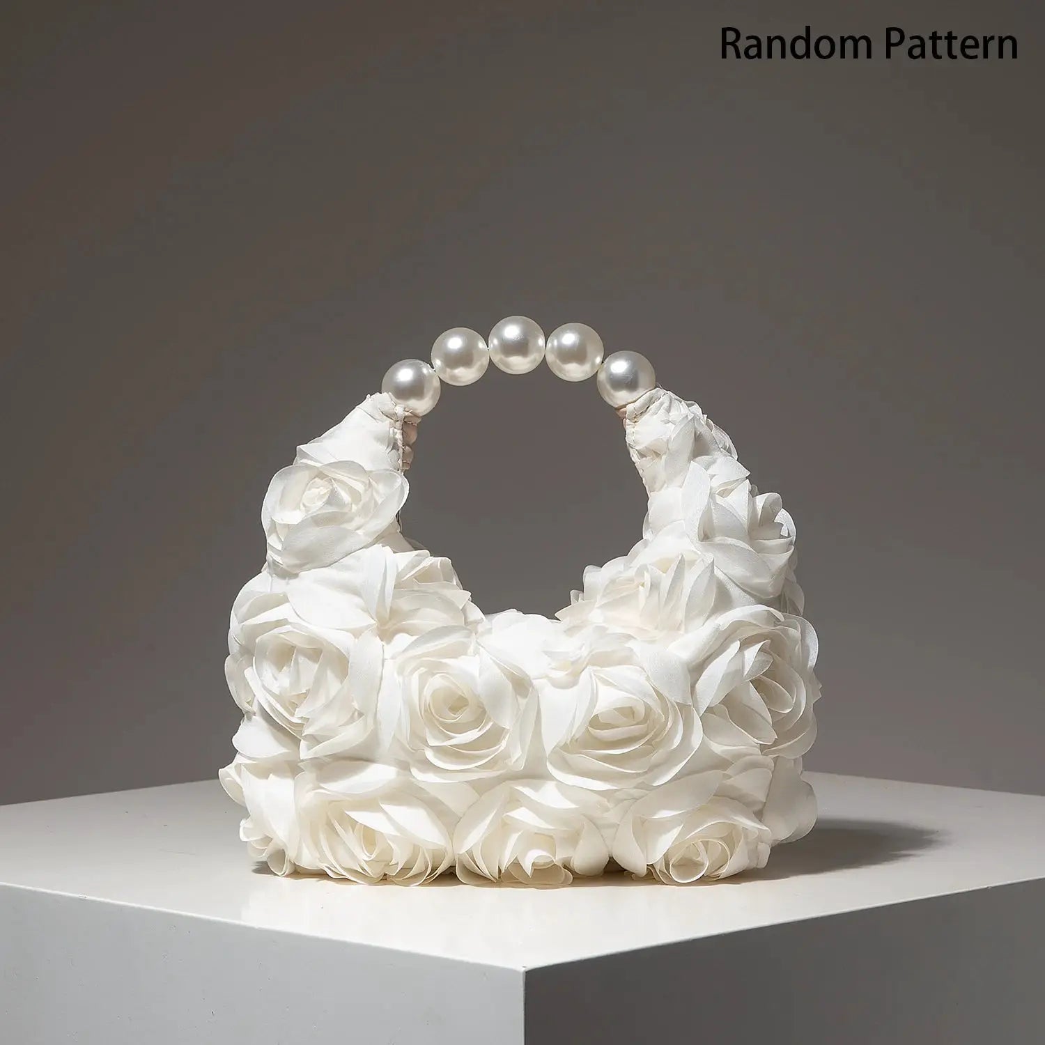Bolso de mujer blanco con flores de tela y asa de perlas