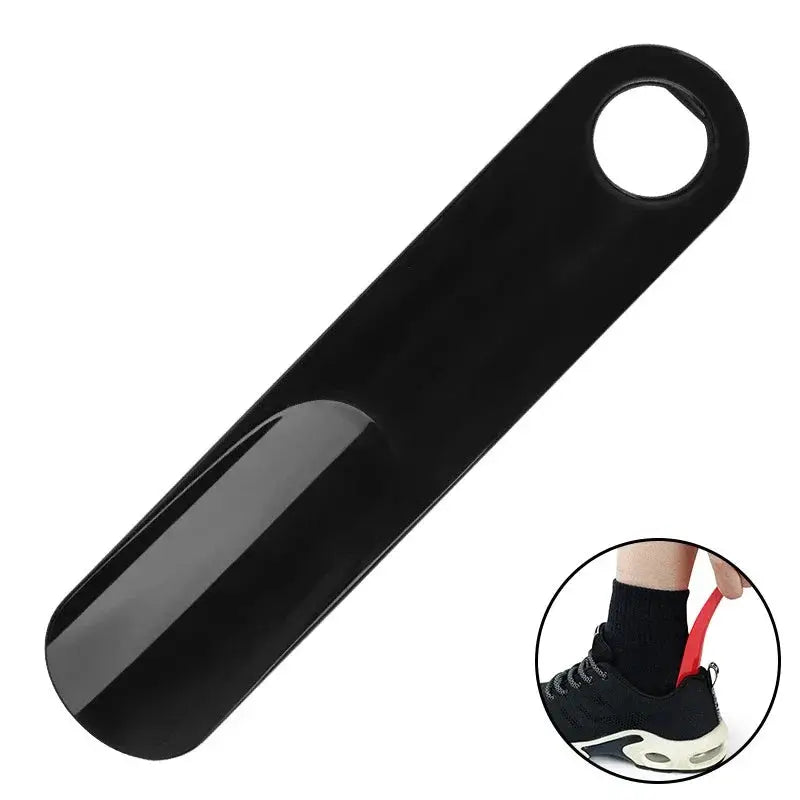 Simples Market black plastic shoe horn with spoon-shaped head and circular handle hole, sturdy slip-on aid
