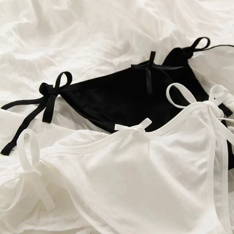 Simples Market women's lace-up low-rise briefs in black and white with bow accents, two-piece set