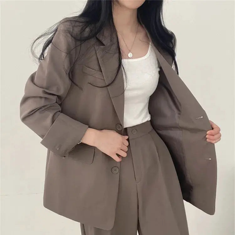 2-piece blazer and pants suit in taupe for women, fall fashion with long sleeves