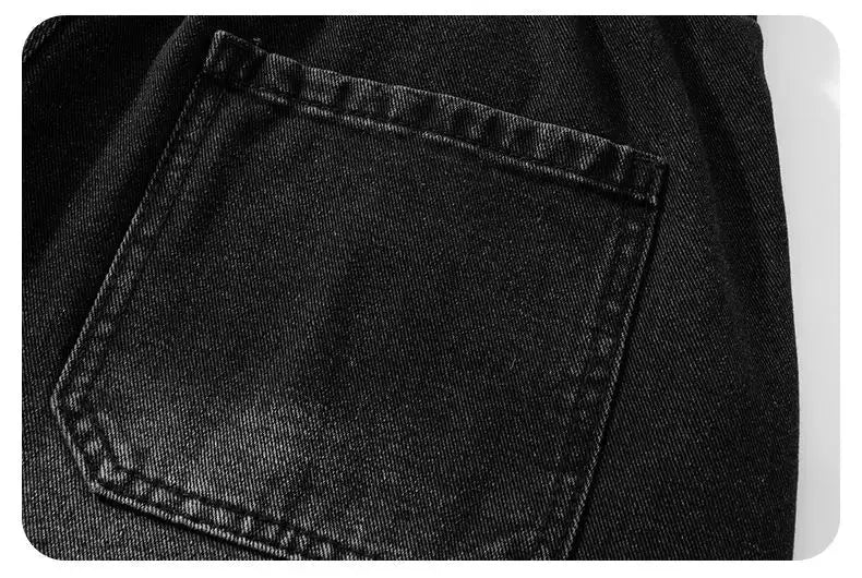 Men's black denim shorts by Simples Market with back pocket close-up