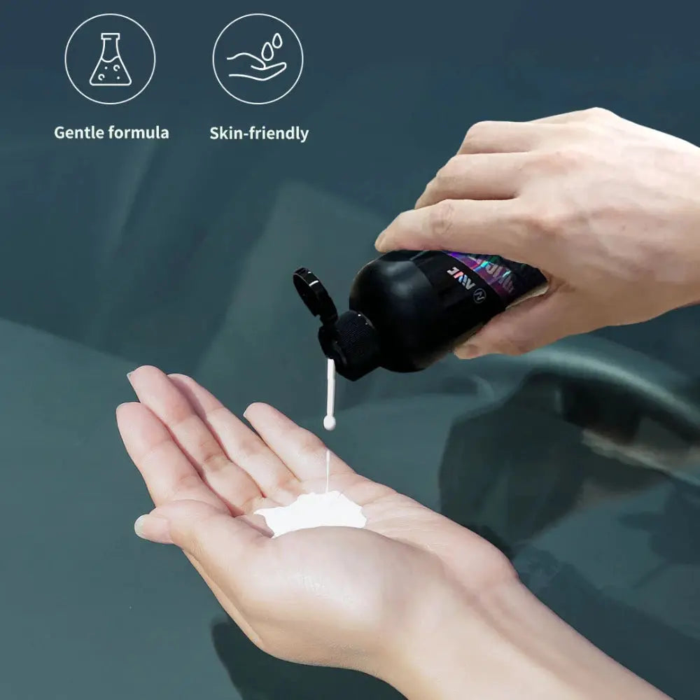 Simples Market glass film remover paste for auto glass; white paste dispensed from a black bottle onto a palm.