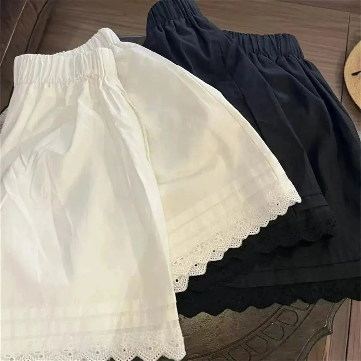 Simples Market lace-trim shorts set of 2 in white and black, high-waisted with elastic waistband