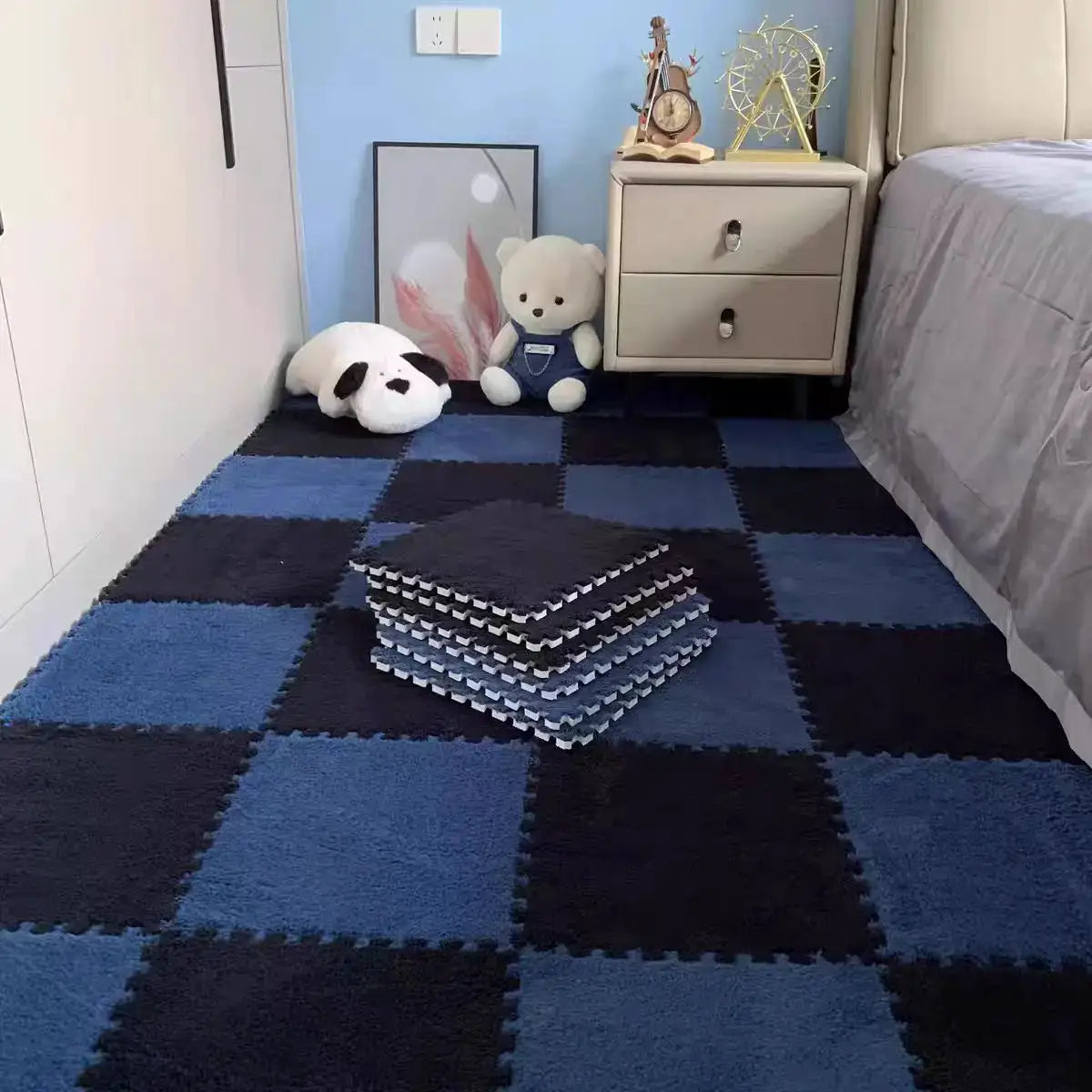 Simples Market 10Pcs plush puzzle foam floor mats, 30x30cm interlocking blue and navy tiles on a bedroom floor.