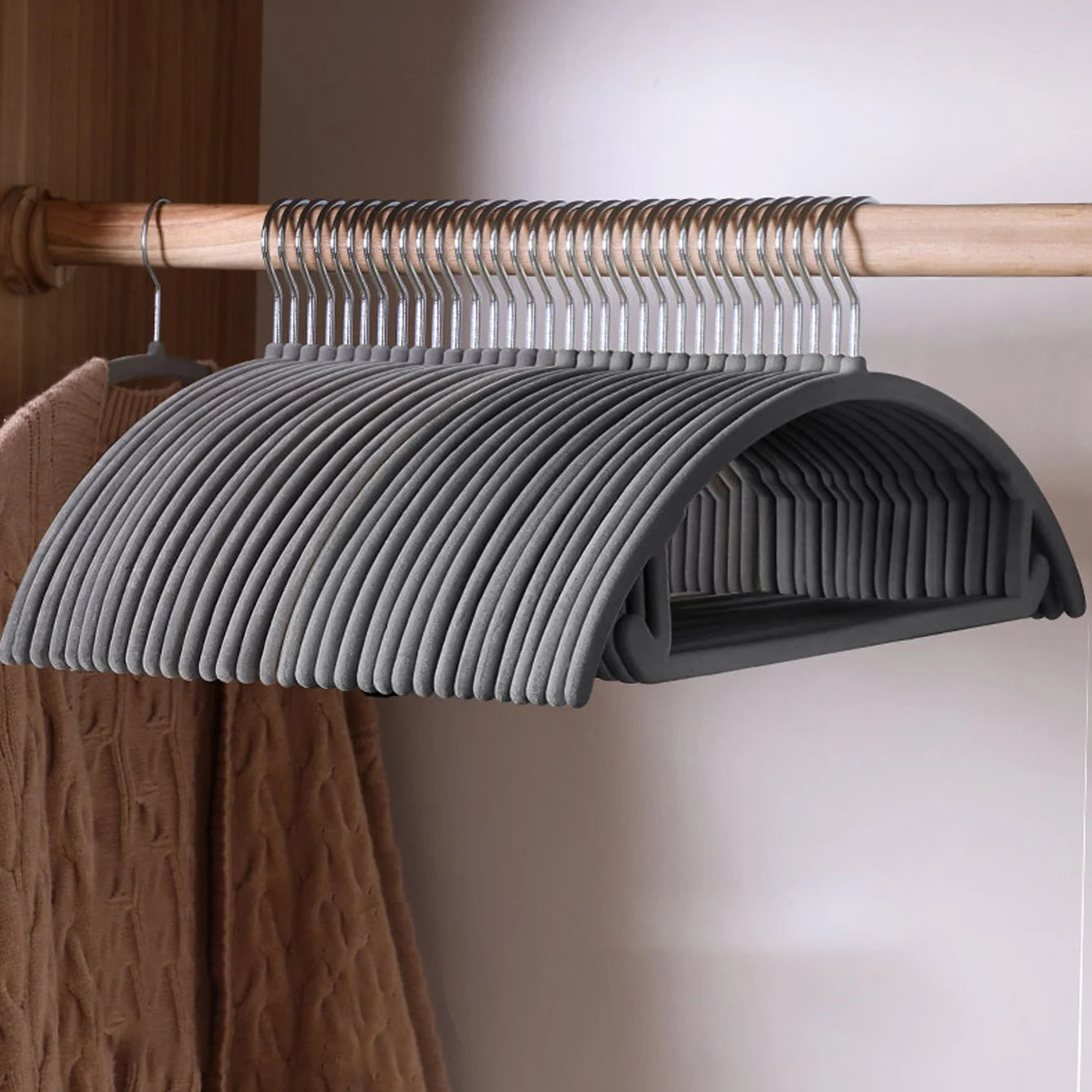 Simples Market grey velvet hangers set, non-slip, space-saving plastic hangers for closet organization