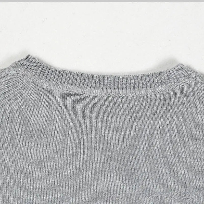 Sweater vest, grey knitted fabric with ribbed neckline; casual, Simples Market.