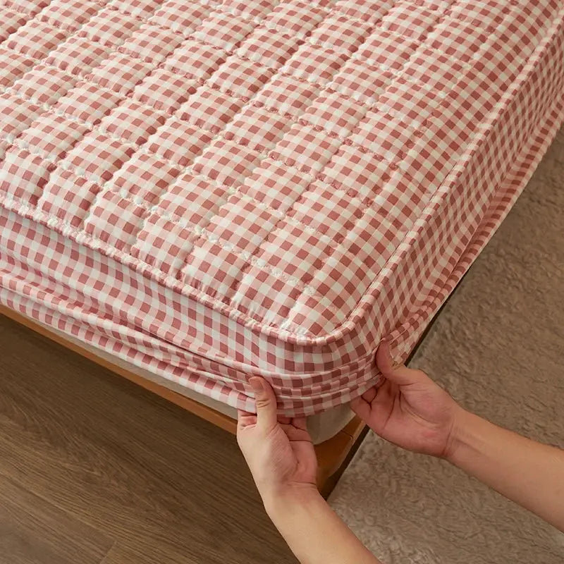 Quilted plaid mattress protector by Simples Market, pink and white gingham, antibacterial and breathable