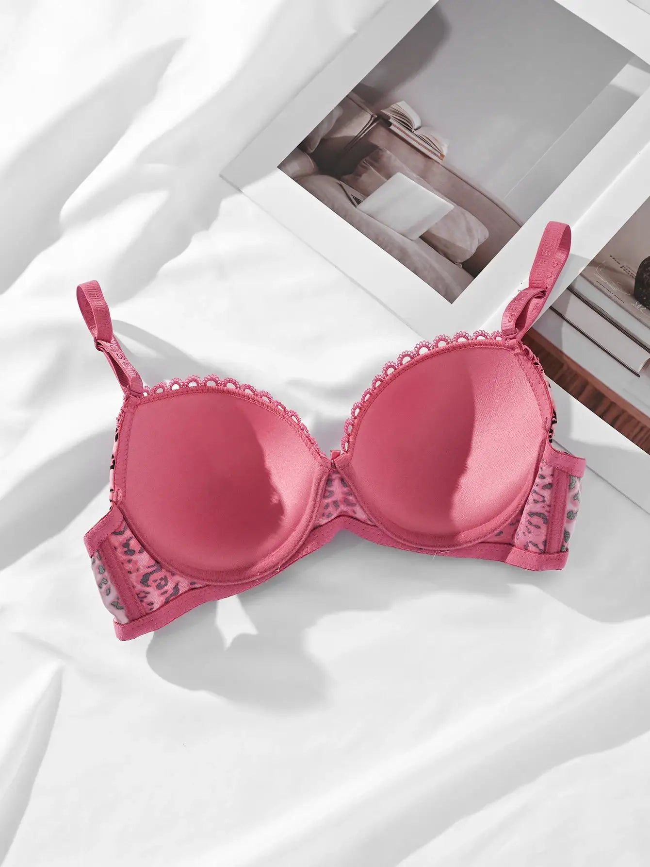 Pink leopard‑print push‑up bra with lace trim, adjustable straps and underwire.